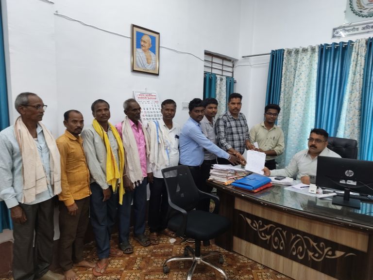 ग्राम पंचायत गोरपा व नवागांव के ग्रामीणो ने अनुविभागीय अधिकारी को पटवारी उपलब्ध कराने सौंपा ज्ञापन