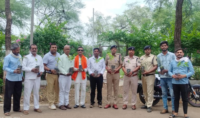 धमधा में पत्रकारो एवं आधिकारियों ने लगाया पौधा ,दिया पर्यावरण बचाने का संदेश