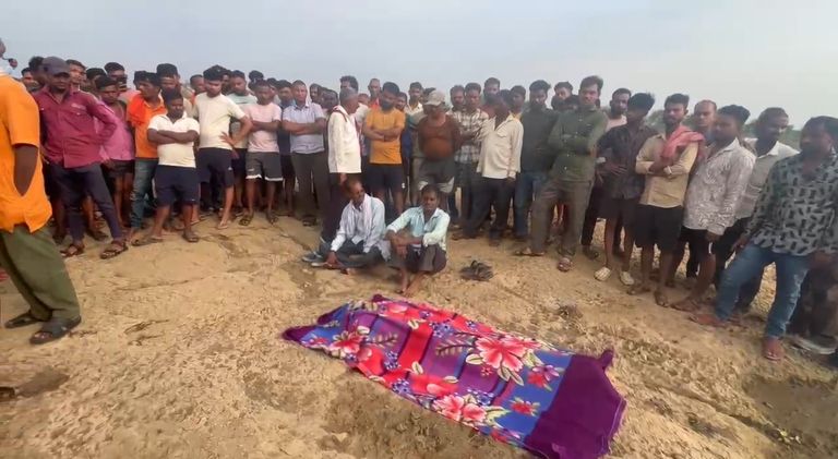 मोतिमपुर एनिकट में दोस्तों के साथ नहाने गई युवक डैम में डूबा, एसडीआरएफ की टीम 24 घंटे की भारी मशक्कत के बाद शव को बाहर निकाला
