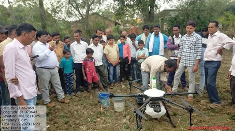 Demonstration of nano urea spraying by drone : ग्राम स्तर पर किसानों को विभिन्न योजनाओं का मिल रहा लाभ से