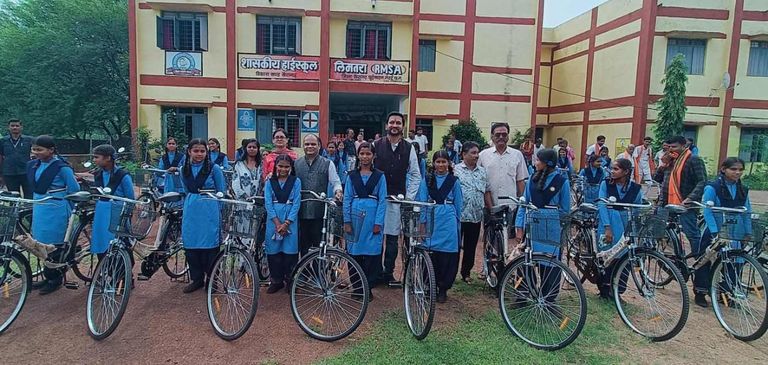 सरस्वती साइकिल योजना : 34 छात्राओं को विक्रांत ने किया साइकिल वितरण