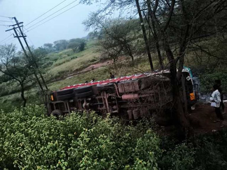 खैरागढ़-धमधा मार्ग पर कोयला लदी तेज रफ्तार ट्रक पलटी, बड़ा हादसा टला