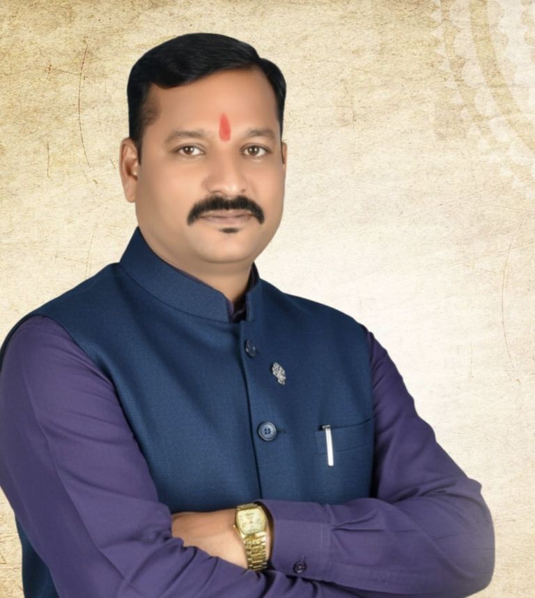 शिक्षा व्यवस्था पर मनराखन देवांगन का हमला—शिक्षकों को पढ़ाई से दूर कर रही सरकार