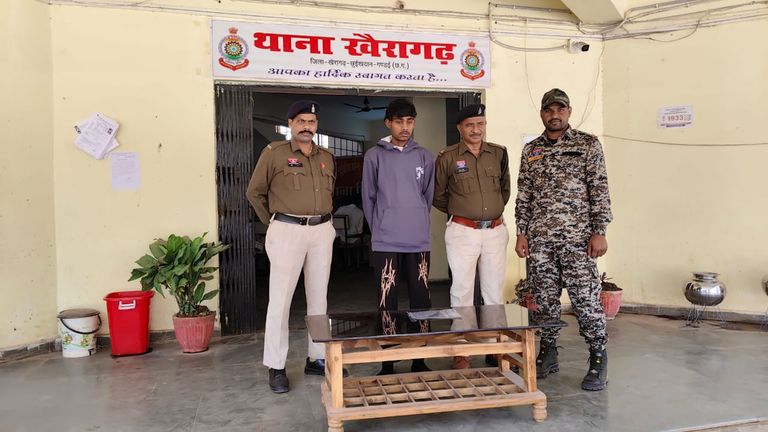 दाऊचौरा पुल के पास चाकू लहराते युवक को पुलिस ने किया गिरफ्तार