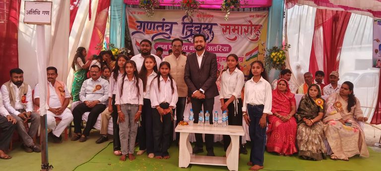 बाजार अतरिया के अवंती चौक में सामूहिक रूप से मनाया गया गणतंत्र दिवस, स्कूलों की रंगारंग प्रस्तुतियों ने बांधा समा