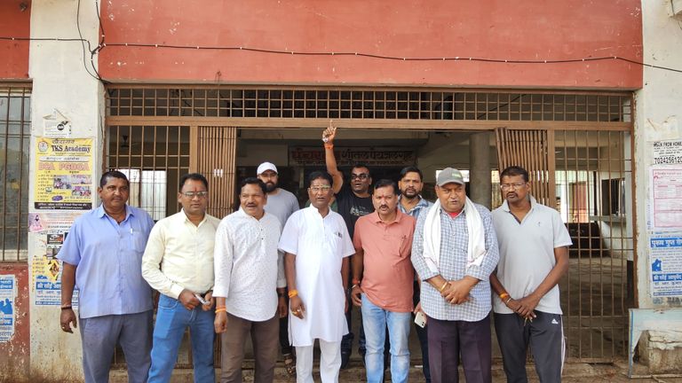 KHAIRAGARH बस स्टैंड यात्री प्रतीक्षालय बदहाल, DNnews की खबर के बाद कांग्रेस ने लिया व्यवस्था का जायजा,पालिका पर लापरवाही के आरोप