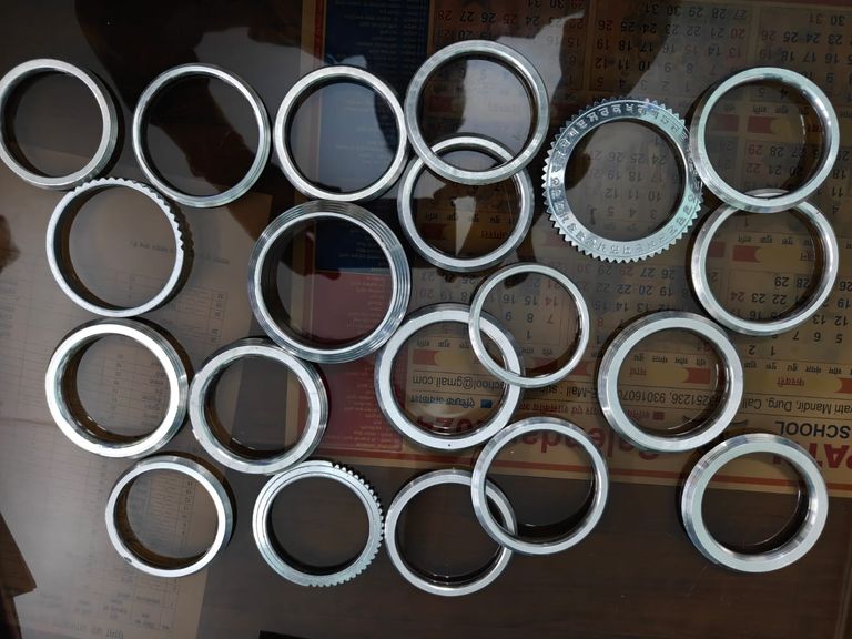 कानून व्यवस्था बनाए रखने सोमनी मड़ई में पुलिस का एक्शन, लोहे के कड़े जब्त