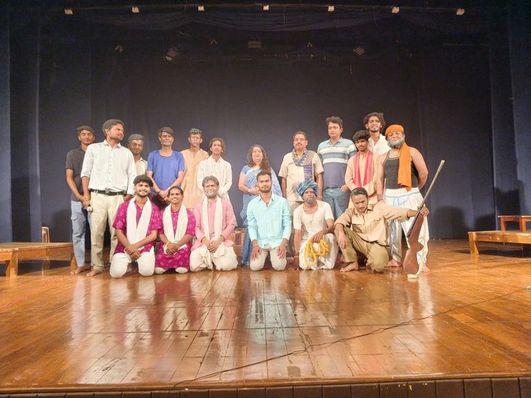 इन्दिरा कला संगीत विश्वविद्यालय में बकरी नाटक का हुआ नाट्य मंचन