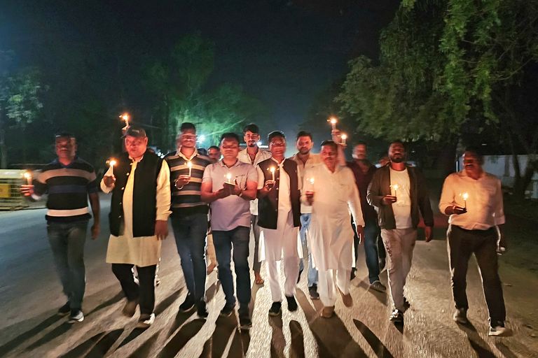 खैरागढ़. अंधेरे में डूबा जिला मुख्यालय: स्ट्रीट लाइट व्यवस्था पर फूटा कांग्रेस का गुस्सा, नगर पालिका के खिलाफ निकाला कैंडल मार्च