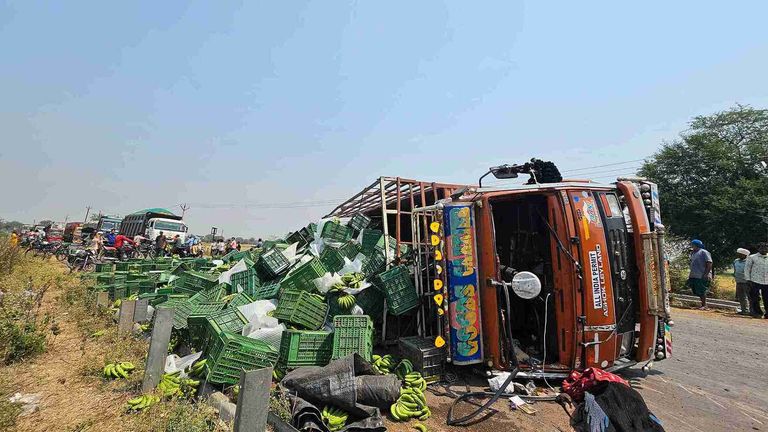 ब्रेकिंग न्यूज. खैरागढ़-धमधा मार्ग पर केला लदा ट्रक पलटा, टायर फटने से हुआ हादसा; वाहनों की लगी लंबी कतारें