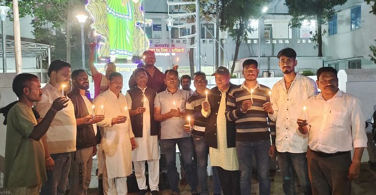 खैरागढ़ में अंधेरे से बढ़े हादसे: कांग्रेस का कैंडल मार्च, भाजपा और पालिका पर लापरवाही का आरोप