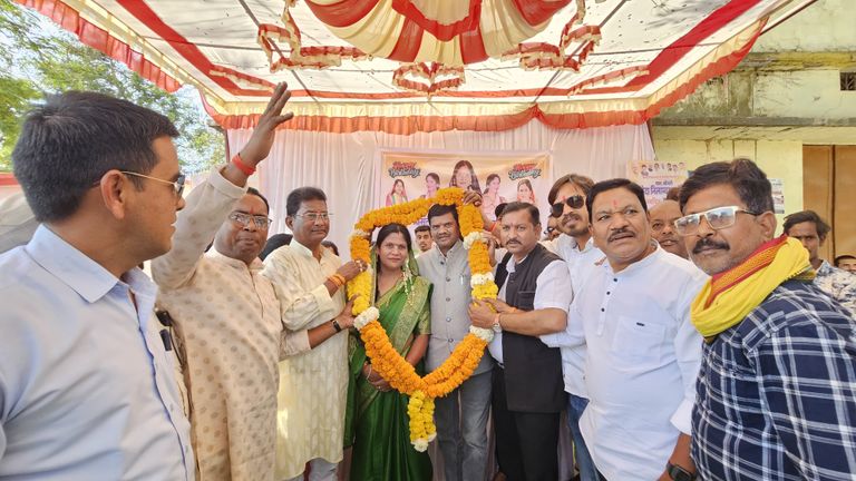 अंबेडकर चौक में आतिशबाजी और केक काटकर मनाया गया विधायक यशोदा वर्मा का जन्मदिन