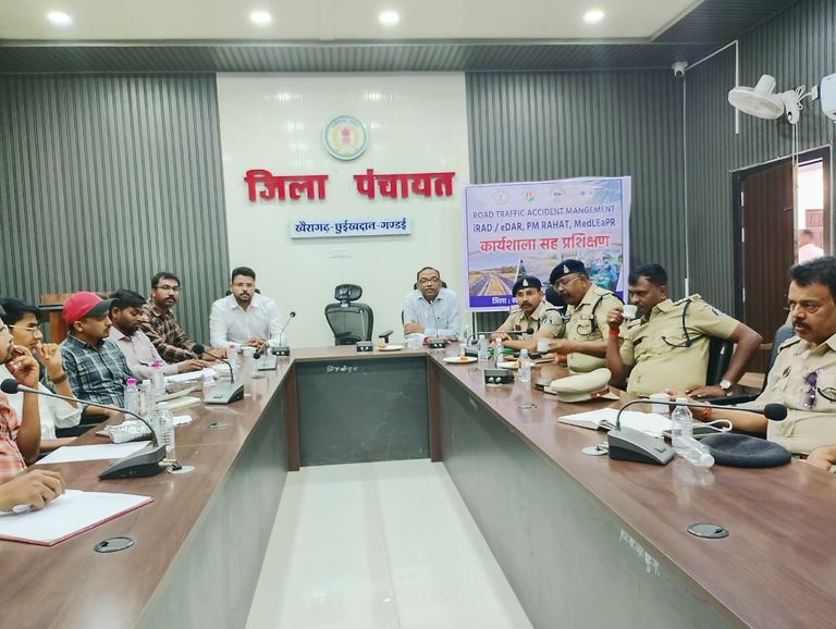 सड़क दुर्घटना प्रबंधन को लेकर खैरागढ़ में कार्यशाला, ई-डार/आई-राड प्रणाली के प्रभावी क्रियान्वयन पर जोर