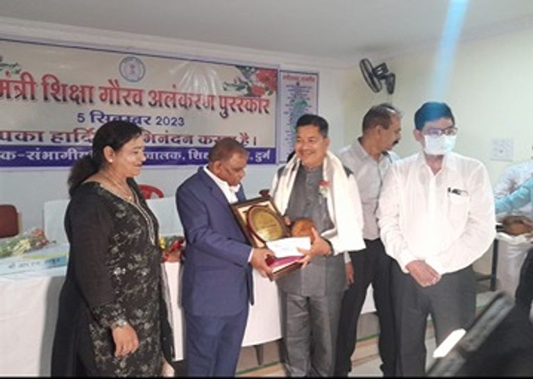 उत्कृष्ट प्रधानपाठक के रूप में भगवती प्रसाद सिन्हा सम्मानित : मुख्यमंत्री शिक्षा गौरव अलंकरण से सम्मानित किया