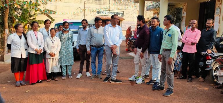 प्राथमिक स्वास्थ्य केंद्र साल्हेवारा में औचक निरीक्षण करने पहुंचे केसीजी जिले के मुख्य चिकित्सा अधिकारी डॉक्टर आशीष शर्मा