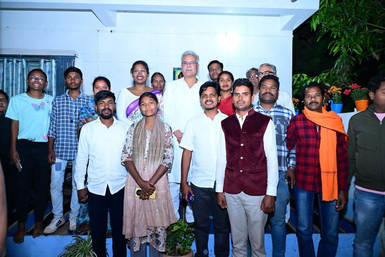 CM विष्णुदेव साय के गृह जिले में कांग्रेस का परचम लहराया , जिला पंचायत सदस्य आशिका कुजूर के निवास पहुंचे पुर्व मुख्यमंत्री भूपेश बघेल