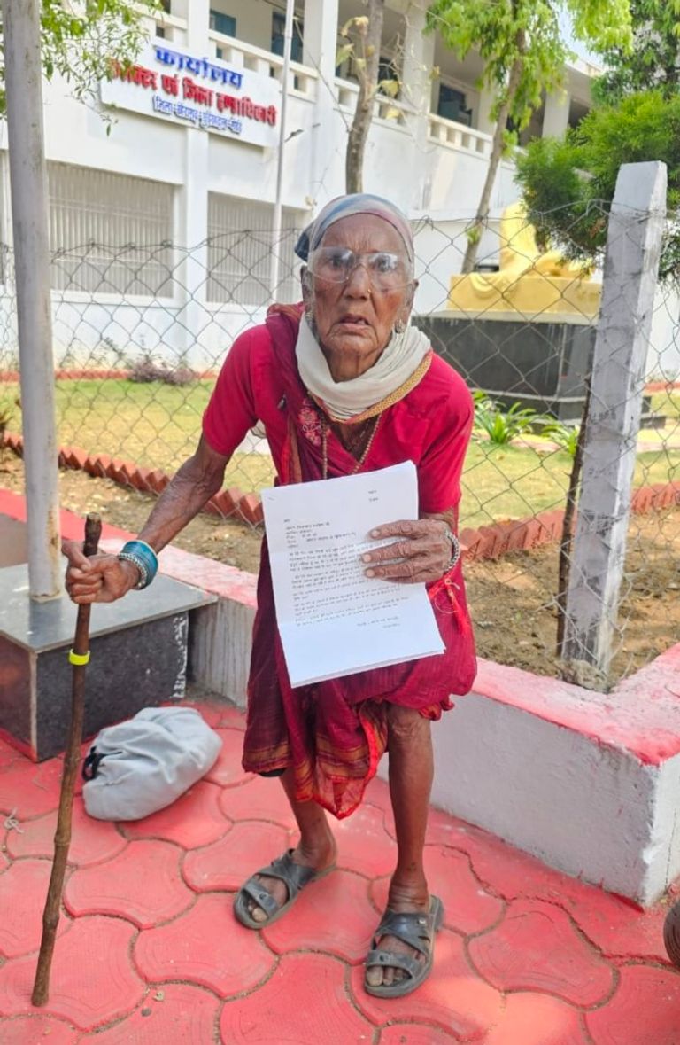 बेटों ने मां को छोड़ा बेसहारा, सरकार ने भी किया अनदेखा: 80 वर्षीय रुहनी बाई आज भी प्रधानमंत्री आवास योजना के इंतजार में