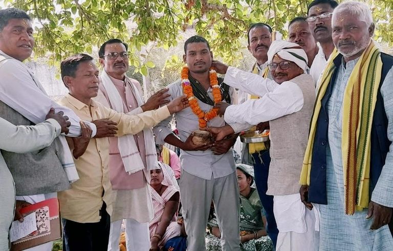 गरुड़ साय मंडावी को गोंड समाज संभागीय महासभा ने किया सम्मानित, विश्वविद्यालय की मेरिट लिस्ट में स्थान पाकर समाज और जिले का बढ़ाया गौरव