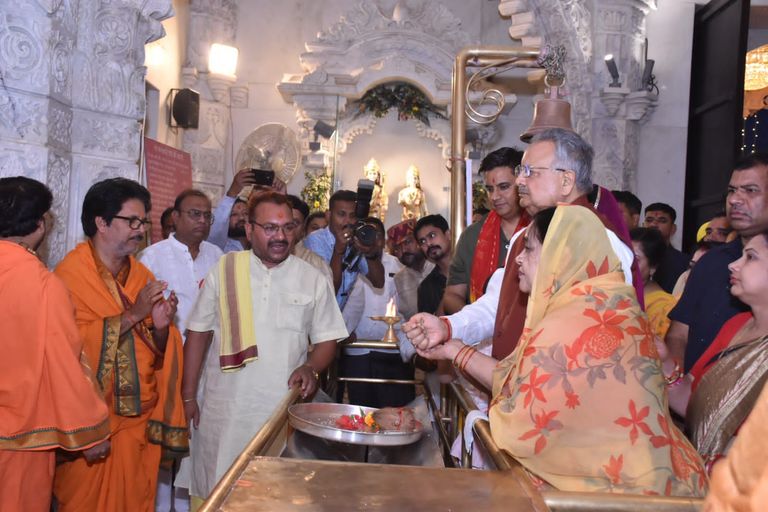 विधानसभा अध्यक्ष डॉ. रमन सिंह ने सपरिवार माँ बम्लेश्वरी मंदिर पहुंचकर पूजा-अर्चना की