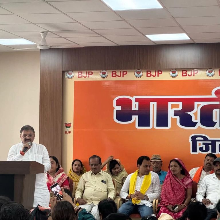 भारत जीता जागता राष्ट्र पुरुष, जिसे बांटने का पाप नेहरू और कॉंग्रेस ने किया...सांसद पांडे ने साधा निशाना