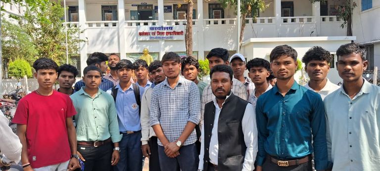 छात्रावास अधीक्षक की लापरवाही से परेशान छात्र, कलेक्ट्रेट पहुँचकर लगाई गुहार