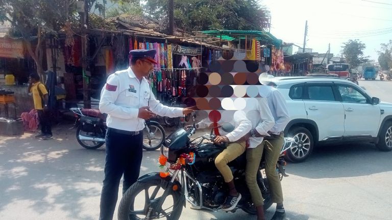 यातायात नियम तोड़ने वालों पर सख्त कार्रवाई, ₹28,100 का समन शुल्क वसूला