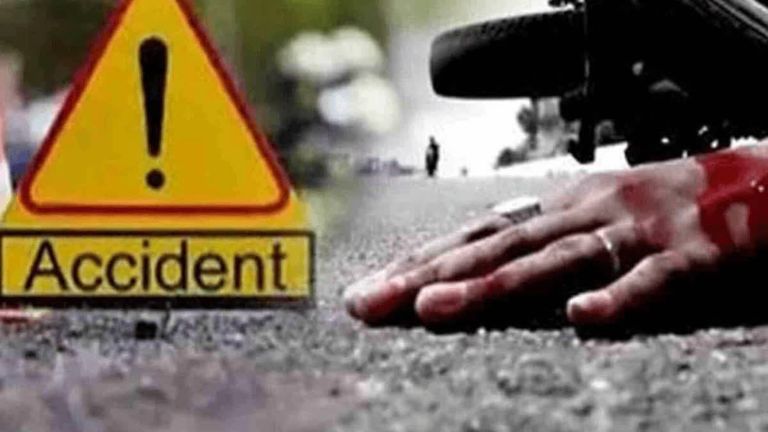 दर्दनाक हादसा: गाय से टकराने के बाद एम्बुलेंस की चपेट में आए बाइक सवार की मौत