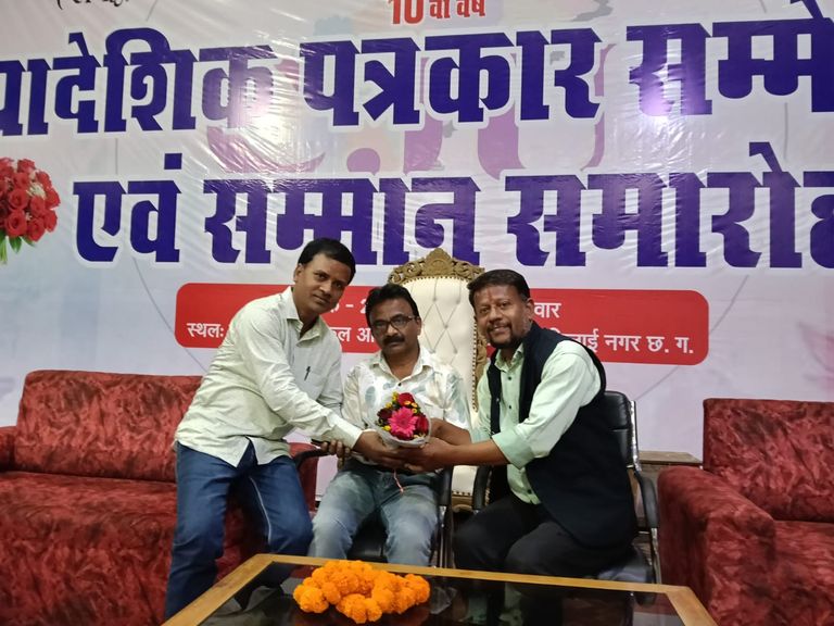 भिलाई के अशोक वोडालकर, जो महिला और पुरुष दोनों स्वर में गाकर करते हैं मंत्रमुग्ध