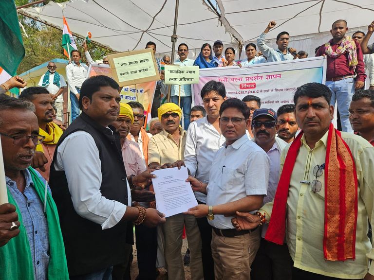 यूजीसी बिल लागू करने की मांग को लेकर संयुक्त मोर्चा का प्रदर्शन, सौंपा ज्ञापन