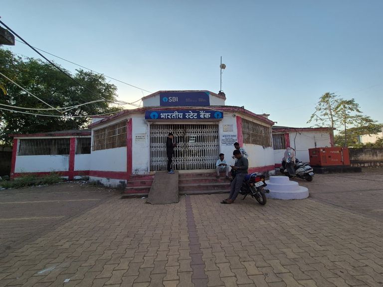 एसबीआई की लचर व्यवस्था से ग्राहक परेशान, छोटे कामों के लिए भी कई दिनों तक लगाने पड़ रहे चक्कर